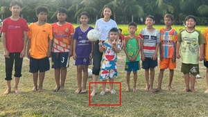 Huỳnh Như đăng ảnh đá bóng cùng trẻ em, ai cũng 'thả tim' vì điều cực đặc biệt