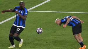 Lukaku lại tấu hài, cản phá cơ hội ghi bàn của đồng đội ở chung kết Champions League