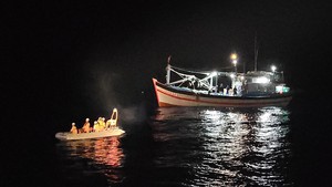 Cứu nạn kịp thời thuyền viên tàu cá gặp nạn trên biển