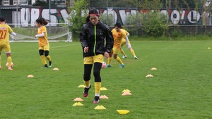 Huỳnh Như, Thanh Nhã ‘đội mưa’ tập luyện chờ ngày đấu U23 Ba Lan