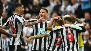 Premier League lại nín thở với hợp đồng áo đấu 'có mùi'  của Newcastle