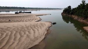 Hình ảnh mực nước sông Đà cạn kỷ lục