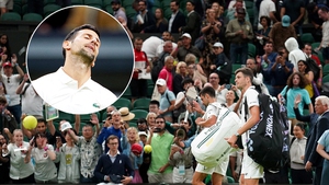 Djokovic 'khổ chiến' trong trận thứ 100 ở Wimbledon, chưa thể đi tiếp vì lý do đặc biệt