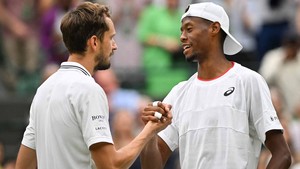 Kết quả Wimbledon hôm nay: Medvedev suýt thua tay vợt ngoài Top 40