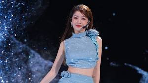 Chi Pu được ‘biển fan’ cổ vũ nhiệt tình trong sân khấu đầu tiên tại Trung Quốc