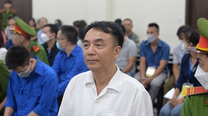 Cựu Phó Cục trưởng Cục Quản lý thị trường Trần Hùng cùng 35 đồng phạm ra hầu tòa