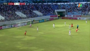 Filip Nguyễn chôn chân nhìn bóng vào lưới, bất lực nhận bàn thua đầu tiên ở V-League