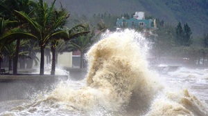 Bão Doksuri giật cấp 17 gây gió mạnh, sóng lớn trên biển Đông