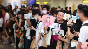 Người hâm mộ xếp hàng dài ở Sân bay Nội Bài chờ đón nhóm nhạc Blackpink