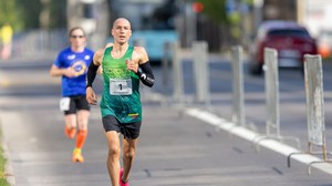 Phát phì vì rượu và thuốc lá, VĐV chạy bộ để giảm cân, rồi trở thành kỷ lục gia marathon thế giới
