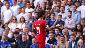 Salah bị chỉ trích vì tỏ thái độ, không bắt tay Klopp khi bị thay ra giữa chừng ở trận hòa Chelsea