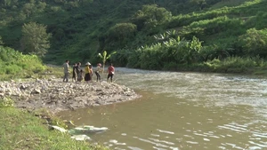 Người đàn ông đuối nước tử vong khi bơi ra sông cứu vợ và 2 con gái