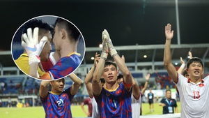 Văn Chuẩn gây sốt khi an ủi thủ môn Indonesia, được báo chí Đông Nam Á khen ngợi vì chơi xuất sắc
