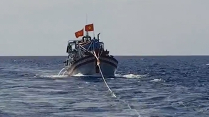Cứu nạn thành công tàu cá cùng 13 ngư dân của Bình Định