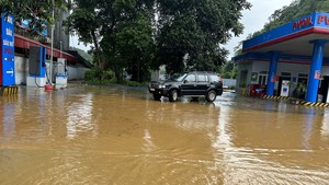 Mưa lớn gây ngập cục bộ nhiều tuyến phố ở Lào Cai 