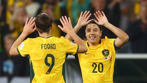 Chủ nhà Úc vào tứ kết World Cup nữ 2023 sau thắng lợi thuyết phục trước Đan Mạch