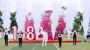 Ca sĩ Đan Trường khuấy động giải bóng đá Hội Nhâm Tuất