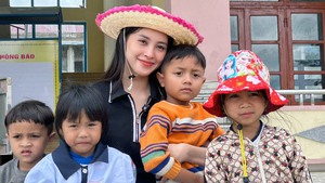 Hoa hậu Tiểu Vy cùng mẹ mang hàng tấn quà gửi tặng trẻ em nghèo vùng cao