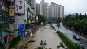 Hong Kong (Trung Quốc) nỗ lực khắc phục thiệt hại do mưa bão