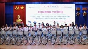 Thanh niên TTXVN trao học bổng cho học sinh nghèo vượt khó ở Đồng Nai