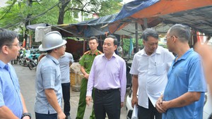 Phó Thủ tướng Trần Lưu Quang đến hiện trường chỉ đạo khắc phục hậu quả vụ cháy chung cư mini ở Thanh Xuân