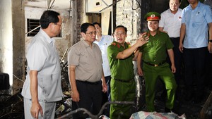 Thủ tướng Phạm Minh Chính kiểm tra hiện trường, thăm các nạn nhân đang cấp cứu sau vụ cháy chung cư mini ở Thanh Xuân, Hà Nội