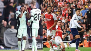 Chelsea thua sốc trong ngày Arsenal và Tottenham níu chân nhau ở trận Derby London
