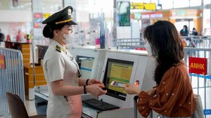 Cấm bay 12 tháng một nữ hành khách vì dùng giấy tờ giả