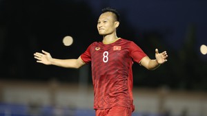 ‘Người không phổi’ của ĐT Việt Nam lập cú đúp đẳng cấp vào lưới đội bóng của Quang Hải, khiến CĐV tấm tắc khen