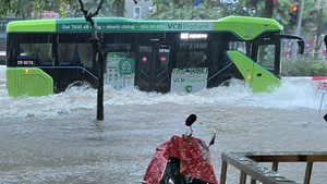 Mưa lớn gây ngập úng một số tuyến đường tại Hà Nội