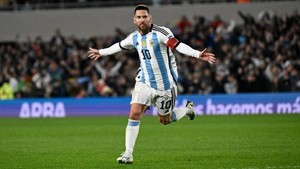 VIDEO Messi giờ đá phạt như hack, đá quả nào vào quả đó