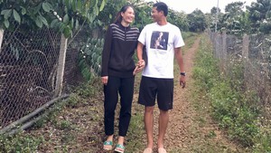 Ngôi sao bóng chuyền nữ Việt Nam được vinh danh, có con trai gần 6 tuổi vẫn lãng mạn bên chồng như hồi mới yêu