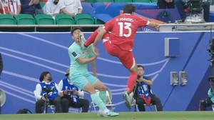 Cầu thủ Trung Quốc bị huyền thoại đội nhà chê quá dại dột khi để đối thủ đạp vào mặt, báo chí thắc mắc vì không có thẻ phạt