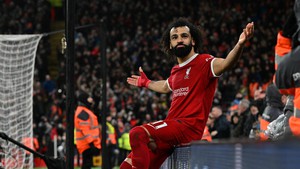 Liverpool trên đỉnh Ngoại hạng Anh cùng nỗi lo Salah