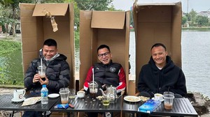 Trọng Hoàng và bạn bè ngồi cafe kiểu đặc biệt giữa trời giá rét, dân mạng ngả nghiêng vì 'không nhịn được cười'