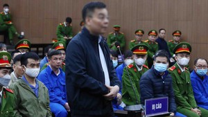 Bắt đầu phiên xét xử 2 cựu bộ trưởng và 36 bị cáo trong đại án Việt Á