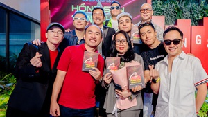 Dàn anh trai chúc mừng Hồng Sơn ra mắt tự truyện về sự nghiệp