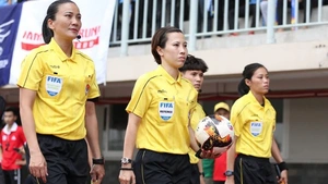 Nữ trợ lý trọng tài VAR bất ngờ xuất hiện tại sân chơi V-League