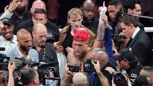 Tung ra hơn 200 cú đấm, Jake Paul đánh bại Mike Tyson và giành 40 triệu USD