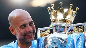 Gia hạn hợp đồng với Guardiola là ánh sáng cho mùa giải bão táp của Man City