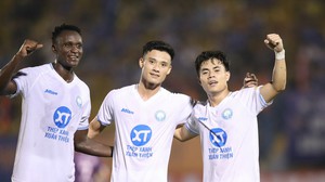 Tiền đạo nhập tịch lập hat-trick, cựu sao U23 Việt Nam solo qua 3 hậu vệ rồi ghi bàn trong chiến thắng mãn nhãn ở V-League