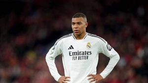 Đêm đáng quên của Mbappe: Đá hỏng phạt đền, thua đối thủ trẻ tuổi và dấu hỏi về thái độ