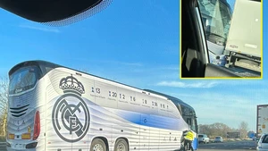 Xe bus chở Real Madrid gặp tai nạn liên hoàn sau trận thua Liverpool