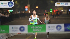 Trịnh Quốc Lượng và thành viên Xtep Running Club (XRC) gây ấn tượng với loạt thành tích nổi bật tại Giải Standard Chartered Marathon di sản Hà Nội