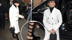 Jennifer Lopez thu hút mọi ánh nhìn với đôi boot giá 2.490 USD có kiểu dáng hở kỳ quặc