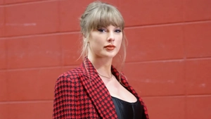 Taylor Swift trở lại quán quân Billboard 200