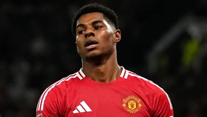 HLV Amorim lộ rõ sự không hài lòng, Rashford lại bị loại khỏi đội hình thi đấu của MU