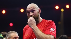 Tyson Fury giận dữ, bỏ luôn họp báo sau thất bại ở trận đấu quyền anh lớn nhất trong năm