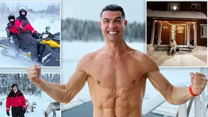 Các sao thể thao đón Giáng sinh: Ông già Noel phát quà cho tuyển Việt Nam, Ronaldo chọn phong cách 'dị' nhân