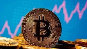 Bitcoin lần đầu tiên vượt mốc 100.000 USD